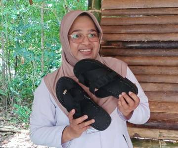 Warga Ohoi Letvuan Ubah Ban Bekas Menjadi Sendal