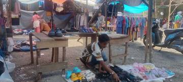 Kisah Inspiratif Bocah Tak Malu Membantu Ibunya Berjualan 