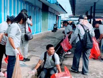 Penyuluh Lintas Agama Aksi  Bersih  Pasar Kenangan Saumlaki  
