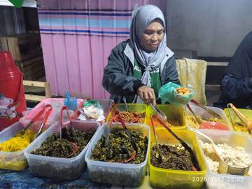 Konsisten Penjual Lauk Pasar Malam 
