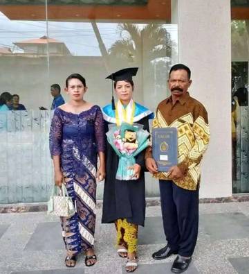 Perjuangan di Atas Sampan Dari Bibit Menjadi Sarjana