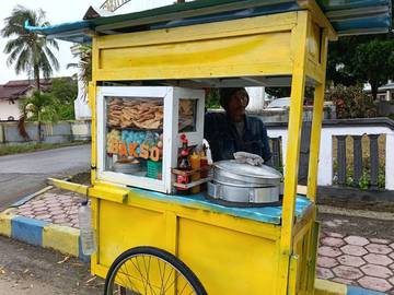 Kisah Purwancoro Penjual Bakso Keliling di Langgur