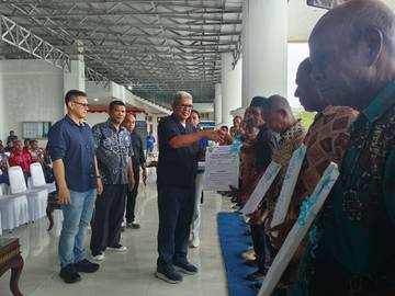 Pemkab Malra Serahkan Bantuan untuk Masyarakat Pesisir