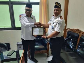 Lapas Tual Serahkan Piagam Ditjenpas ke Kementerian Agama