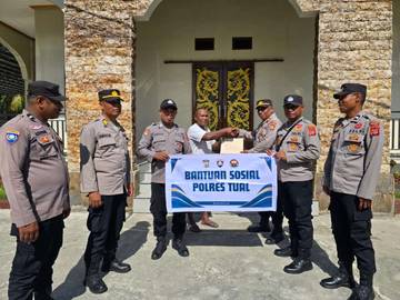 Polres Tual Berikan Bantuan Sosial ke Marbot Masjid 