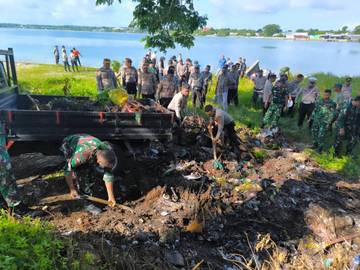 Kodim 1503/Tual Bersama Polres Tual Laksanakan Aksi Bersih