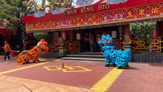 Penampilan Barongsai Warnai Perayaan Imlek di Kwan Sing Bio Tuban