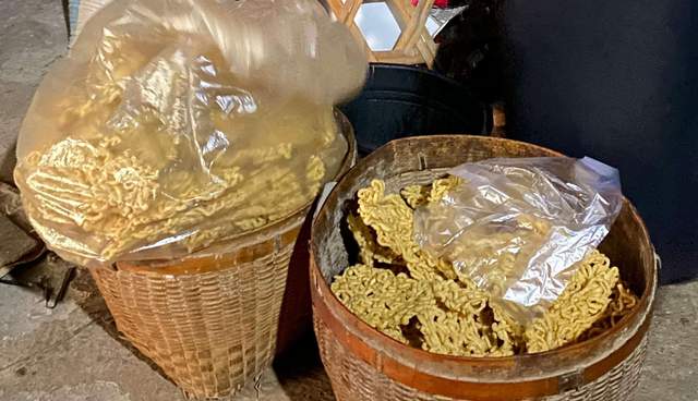 Lansia di Tuban Tekun Lestarikan Krupuk Uyel