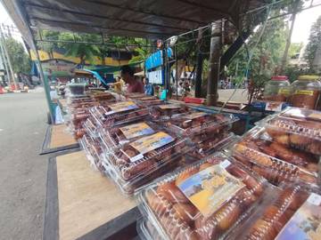 Ramadhan Berkah Pedagang Kurma di Lamongan