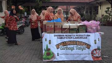 Ratusan Paket Takjil DWP Lamongan Diserbu Warga