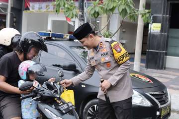 Polres Lamongan Bagikan 300 Paket Takjil untuk Masyarakat