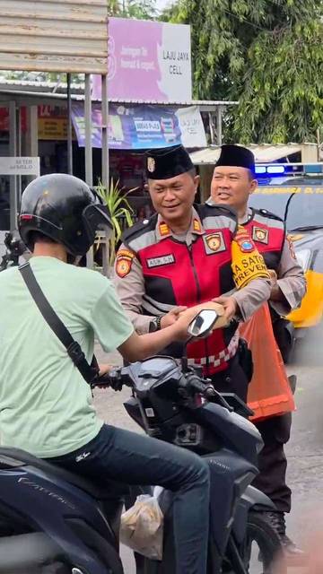 Polres Lamongan Bagikan Takjil dan Patroli Ngabuburit Ramadan