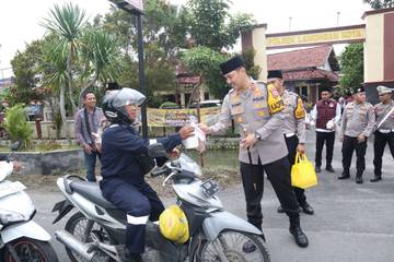 Kapolres Lamongan Bagikan Takjil kepada Pengguna Jalan