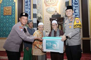 Kapolres Lamongan Tarawih Keliling dan Baksos Tali Asih