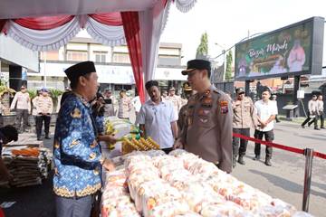 Polres Lamongan Gelar Bazar Murah Sembako Bulan Ramadan