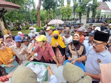 PWI dan DWP Lamongan Bagikan Ratusan Takjil Gratis