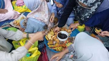 Selain Baksos, Muslimat NU Lamongan Gelar Tradisi Berebut Gorengan