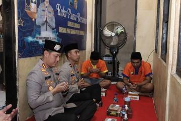 Wujud Kepedulian, Kapolres Lamongan Buka Puasa Bersama Tahanan