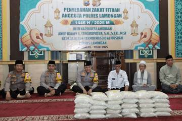 Kapolres Lamongan Serahkan Zakat Fitrah untuk Masyarakat