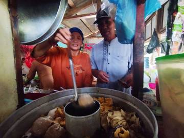 Pasutri Pedagang Bakso Naik Haji Setelah Menabung 30 Tahun