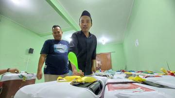 Jemaah Haji Lamongan Serahkan Koper, Tandai Bermacam Benda
