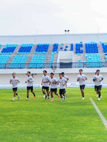 Pemain Persela dan Persiba Saling Berebut Kemenangan