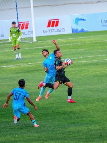Tampil Spartan, Pemain Persela Tahan Gempuran Barito Putera
