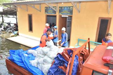 ​Pemkab Lamongan Distribusikan 14,5 Ton Beras untuk Korban Banjir