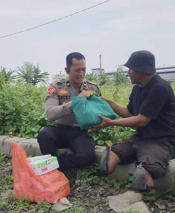 Pamapta Polres Lamongan Salurkan Sembako untuk Warga Difabel