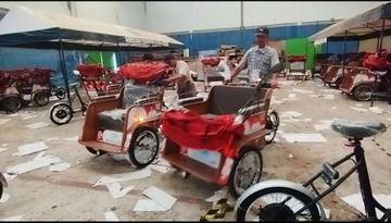Ratusan Pebecak Lamongan Ambil Bantuan Becak Listrik Prabowo