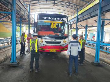 ​Amankan Angkutan Umum, Polres Lamongan Ramp Check Bus
