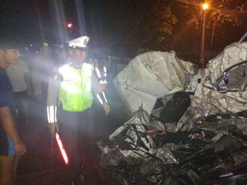 Kapolsek Babat Pimpin Evakuasi Korban Kecelakaan Kereta Api