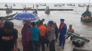 Mesin Rusak, Satpolairud Polres Lamongan Evakuasi Nelayan Pantura