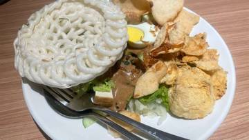 Why Indonesians Can't Resist Crackers with Meals