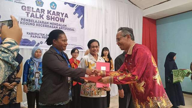 Guru Jayawijaya Dibekali PM dan Koding Kecerdasan Artifsial