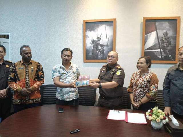 Kejari Jayawijaya Kembalikan Dana Dugaan Korupsi ke Pemda