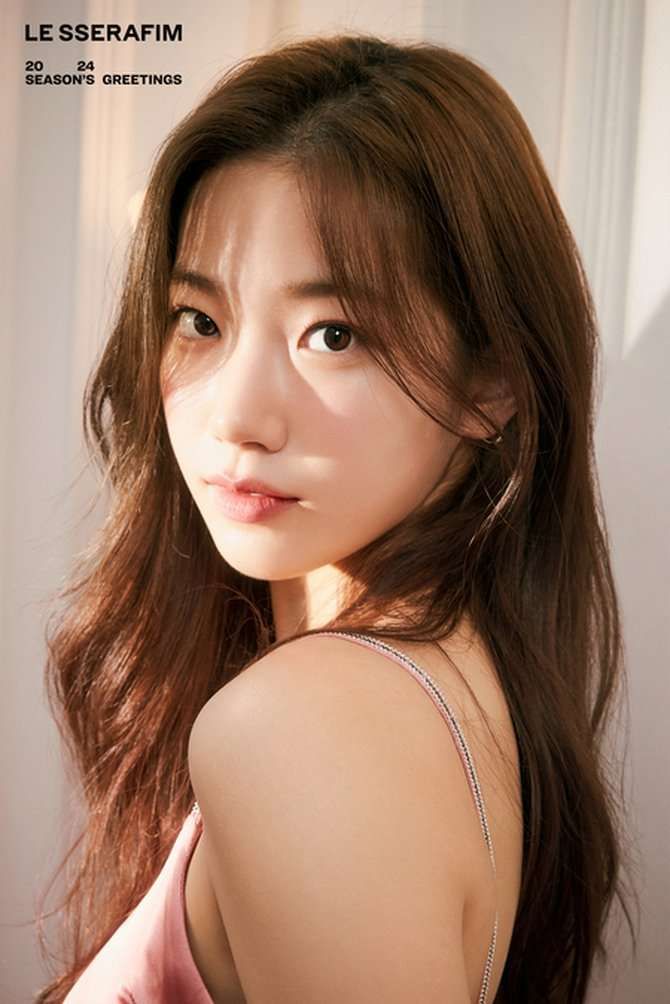 LESSERAFIM: Kazuha Sukses Memukau Fans dan K-Netizen dengan Suara Dreamy di Acara KBS 'Lee Mujin’s Service'