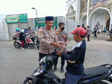 Polres Jayawijaya Berbagi Takjil Gratis Kepada Masyarakat