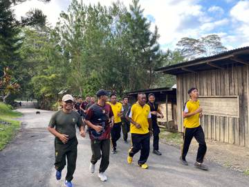 Sinergi TNI-Polri, Babinsa Koramil 1702-04/Kelila Gelar Olahraga Bersama