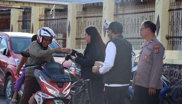 Anggota Polres dan Wartawan di Wamena Berbagi Takjil  