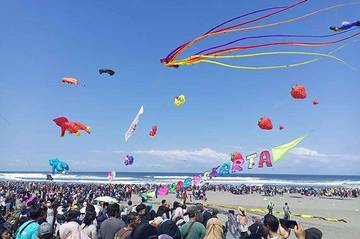 Inilah Alasan Banyak Orang Bermain Layang-Layang Di  Pantai