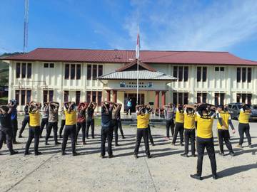 Polres Tolikara Dan Bhayangkari Tolikara Gelar Olahraga Bersama