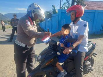 Sat Lantas Bagikan Bendera Merah Putih Kepada Pengendara 