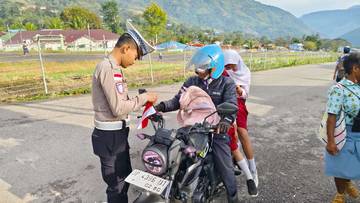 Strong Point, Sat Lantas Bagikan Bendera Merah Putih 
