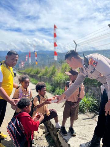 Istimewa, Anak Sekolah Dekati Polisi Saat Pasang Umbul-umbul