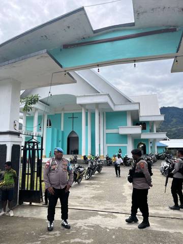 Polisi Berikan Pengamanan Ibadah dan Himbauan Jalan Kaki