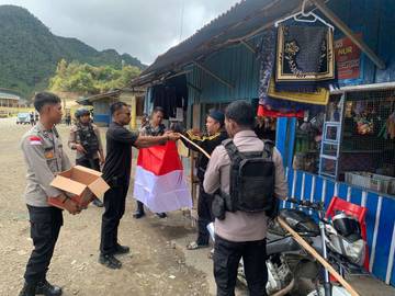 Patroli Polres Tolikara Bagikan 50  Merah Putih