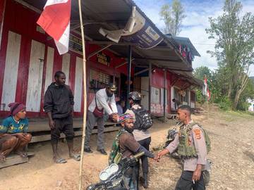 Pastikan Kamtibmas Aman, Polres Tolikara Patroli Jalan Kaki