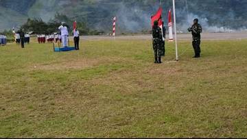 Upacara Penurunan Bendera di Bokondini Berjalan Khidmat