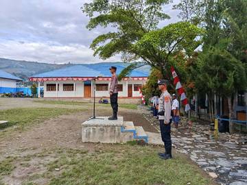 Kasat Binmas Polres Tolikara Pimpin Upacara Bendera